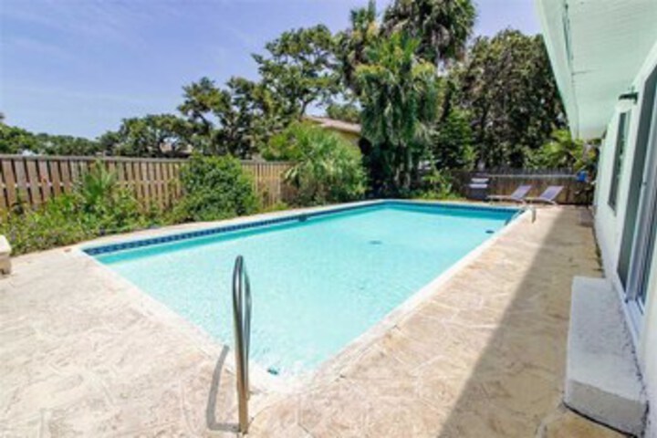 Pool 12 of 22