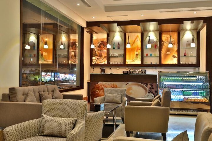Lounge 30 of 43