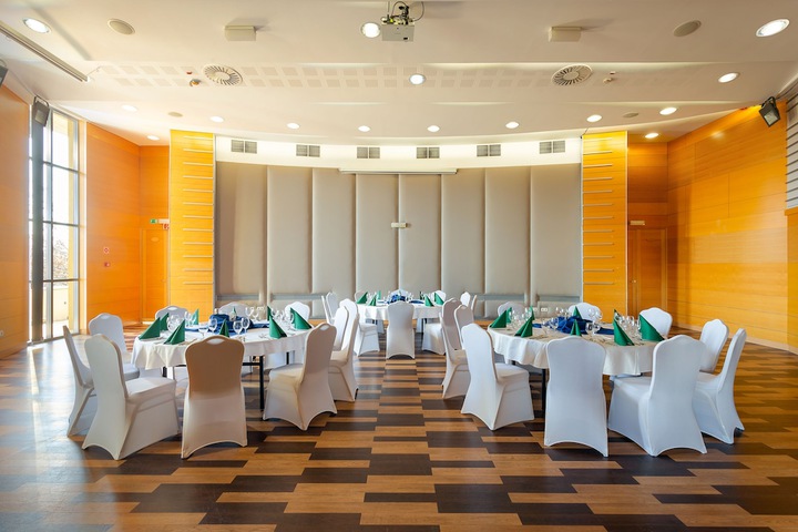 Business Center 100 of 102