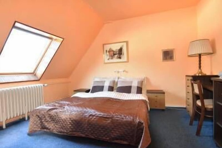 Room 10 of 43