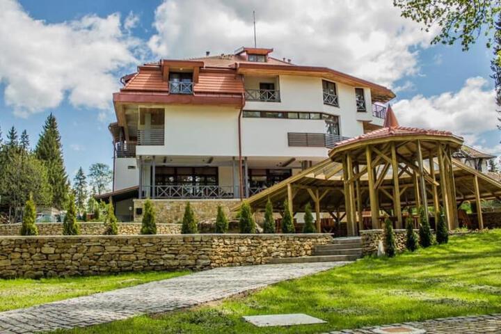 Exterior of Pensiunea Favorit Ferice