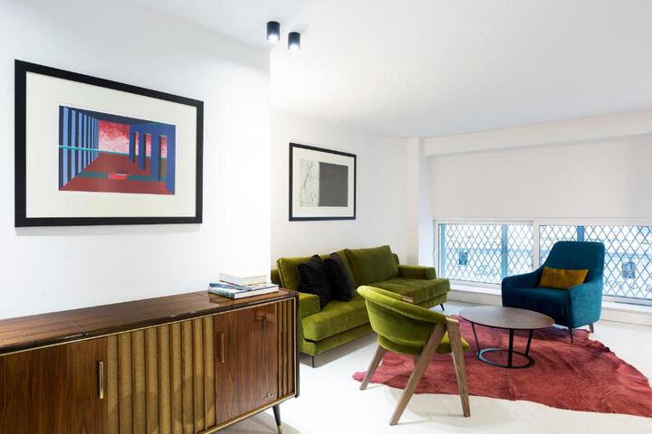 Lounge 7 of 23