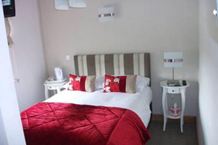 Room 5 of 8