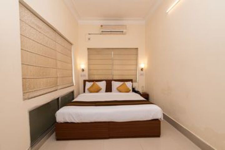 Room 13 of 16