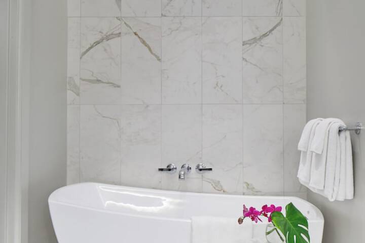 Deep soaking bathtub