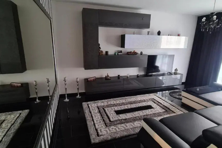 Room 4 of 9