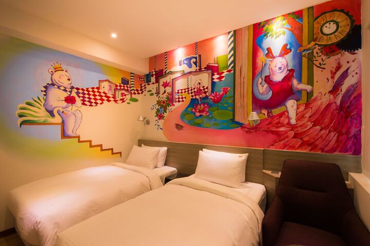 Room 9 of 96
