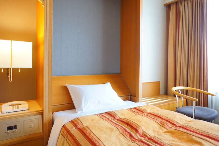 Room 5 of 83