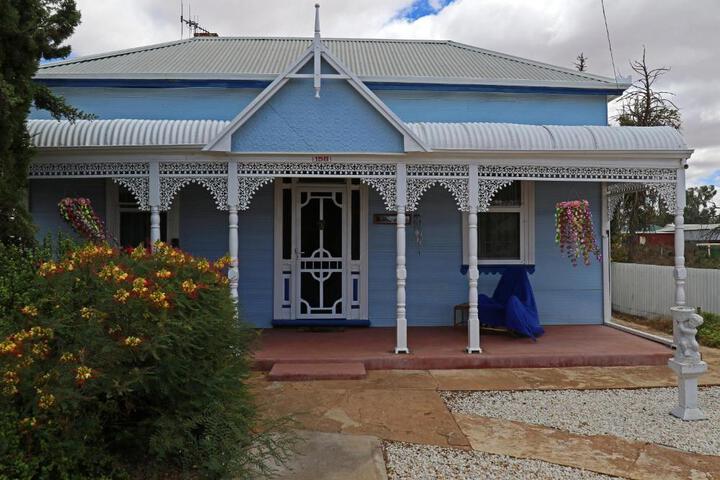 Ellas Place