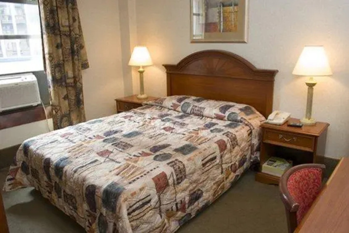 Room 4 of 9