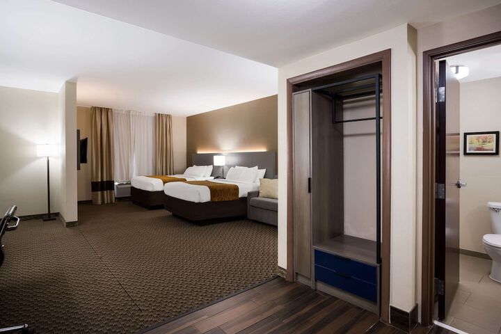 1 King Bed Suite (15 of 17)