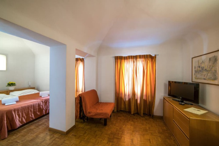 Room 9 of 38