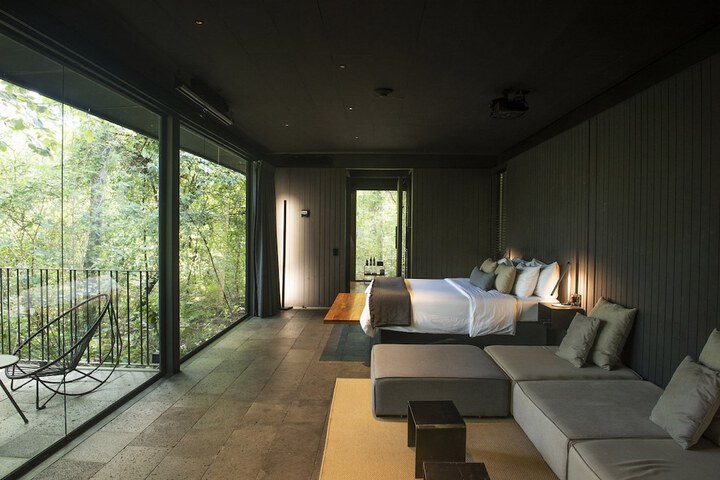Room 10 of 76