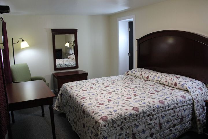 1 King Bed (6 of 10)