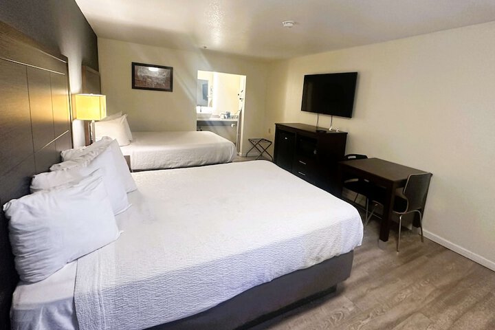1 Queen Bed WiFi, Microwave, Refrigerator Table and Chairs Continental Breakfast (12 of 17)