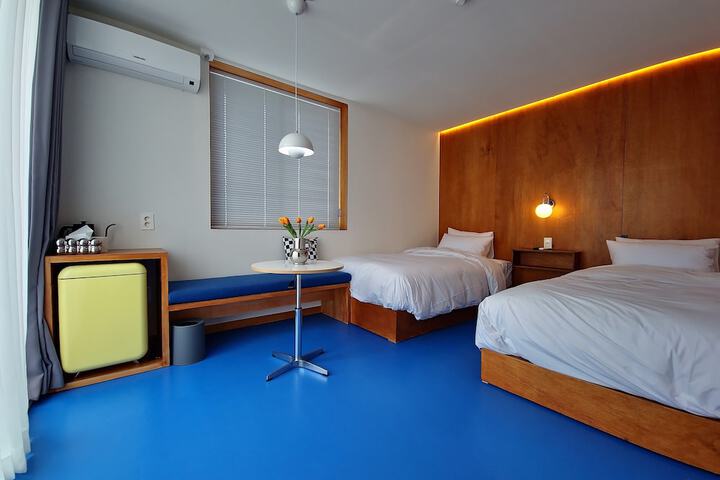 Room 12 of 28
