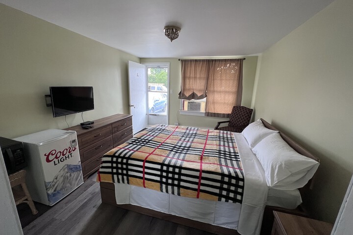 Room 3 of 8
