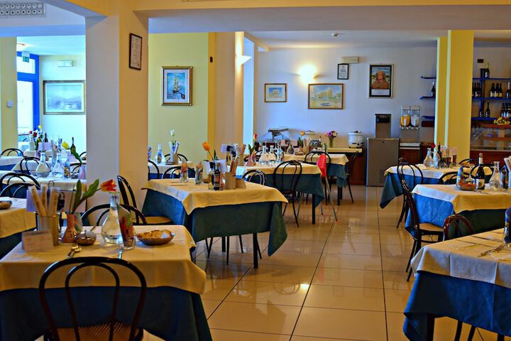 Dining 18 of 35