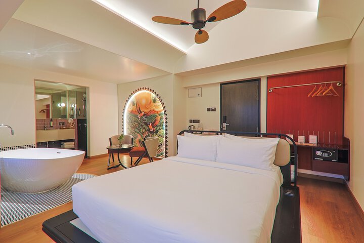 Room 7 of 102