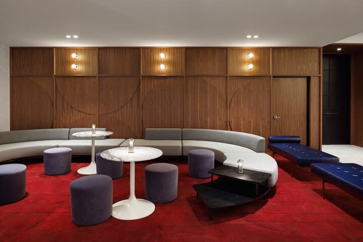 Lounge 82 of 110
