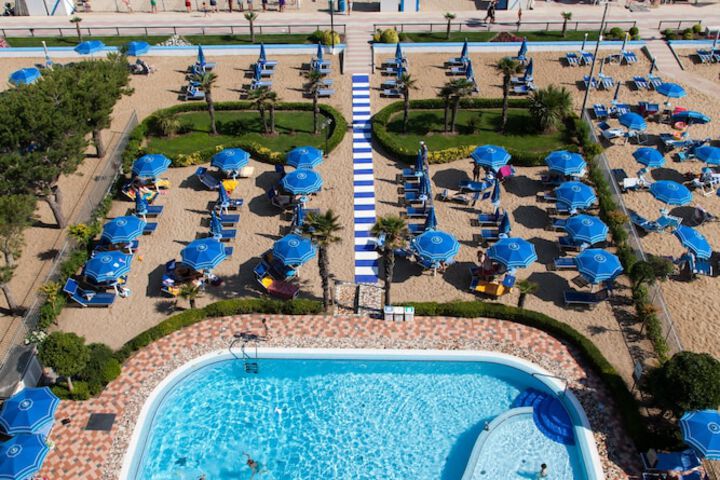 Hotel with Pool