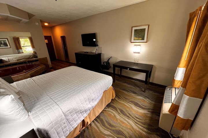 1 King Bed Sofa Work Desk Microwave, Refrigerator, Continental Breakfast (4 of 12)