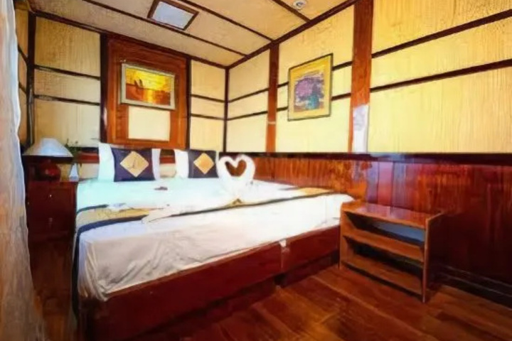 Room 5 of 9
