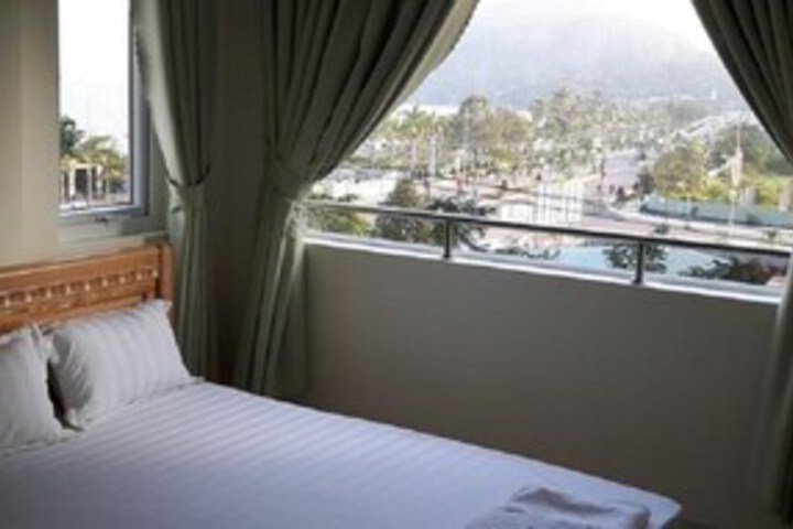Room 4 of 16