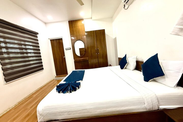 Room 5 of 12