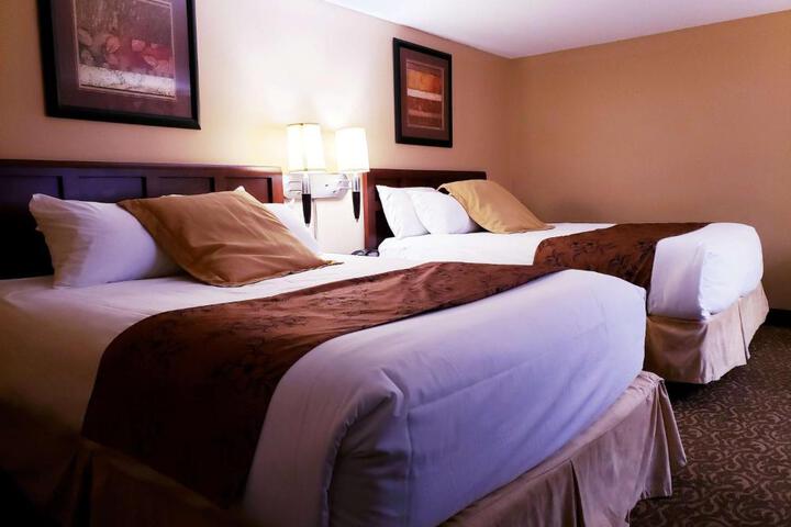 1 Queen Bed (16 of 18)