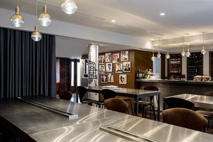 Lounge 54 of 79