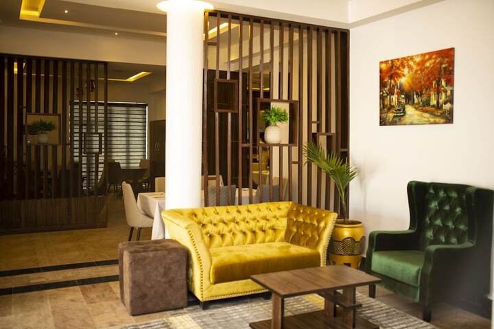 Lounge 48 of 62