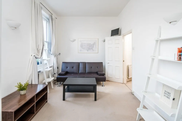 Room 6 of 9