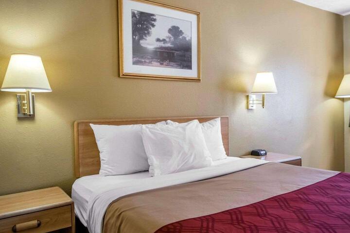 2 Queen Beds (2 of 7)