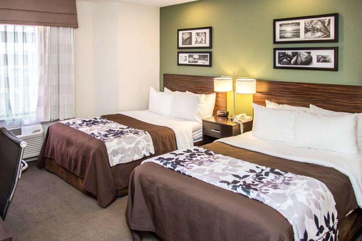 1 Queen Bed (4 of 18)