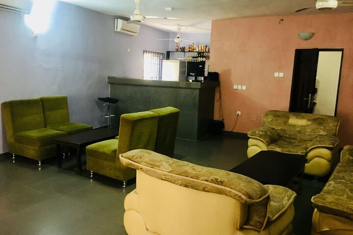 Lounge 18 of 20