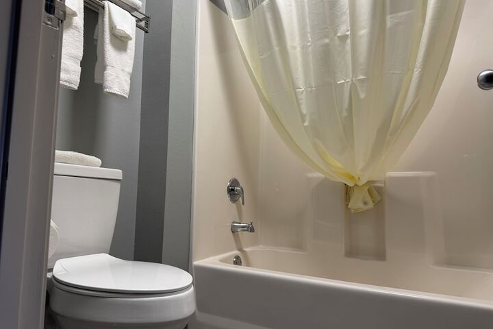 1 Queen Bed (5 of 6)