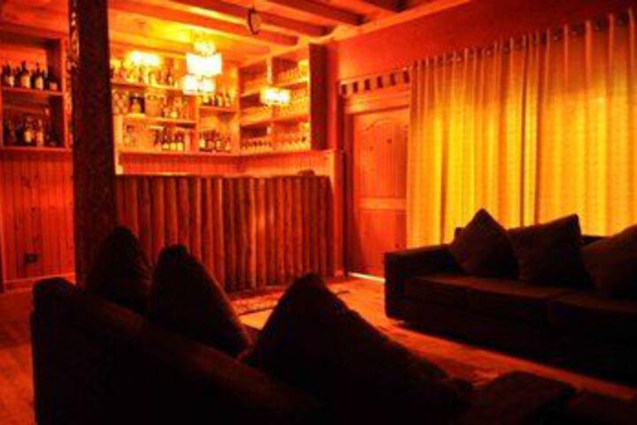 Lounge 10 of 16