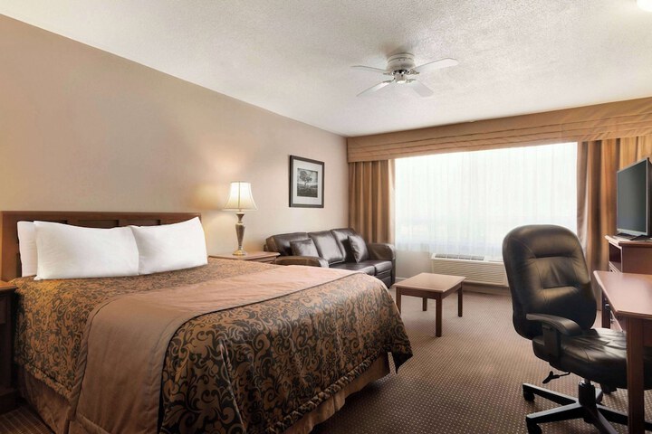 1 Queen Bed (2 of 16)