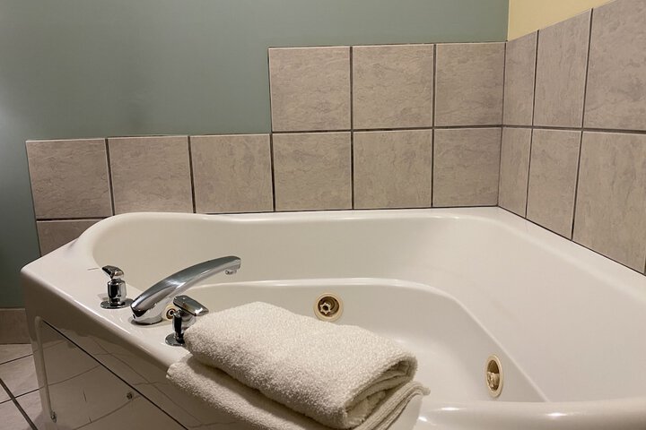 Jetted tub