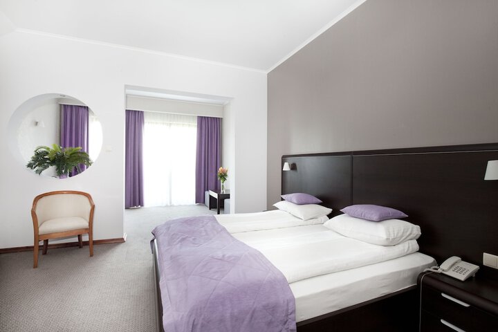 Room 8 of 72