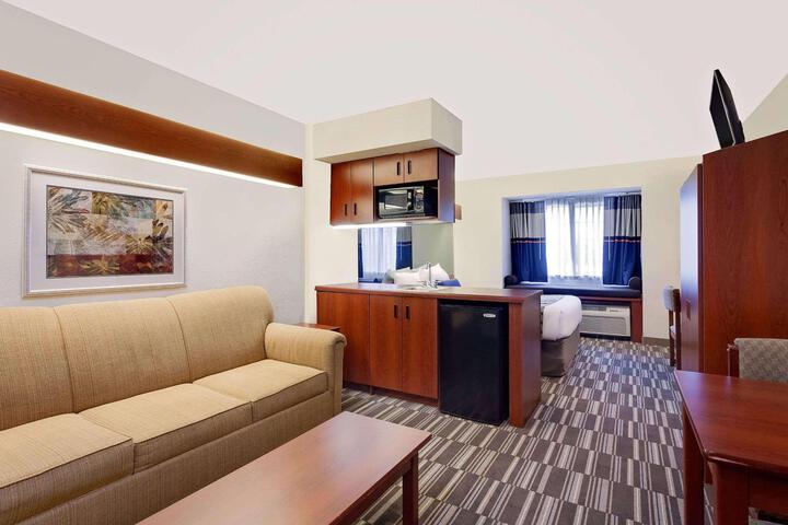 1 Queen Bed Mobility Hearing Accessible Room Roll in Shower (11 of 18)