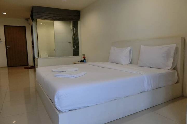 Room 25 of 83