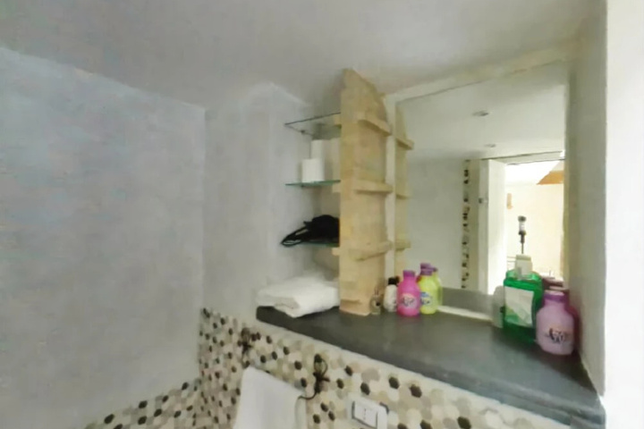 Room 4 of 8
