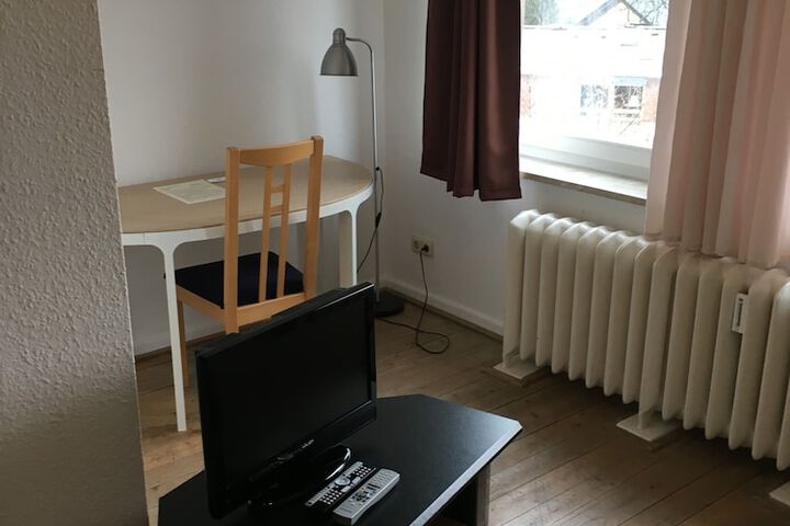 Room 10 of 32