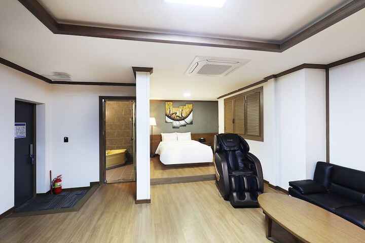 Room 31 of 90