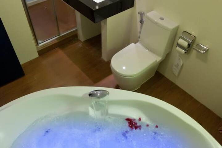 Jetted tub