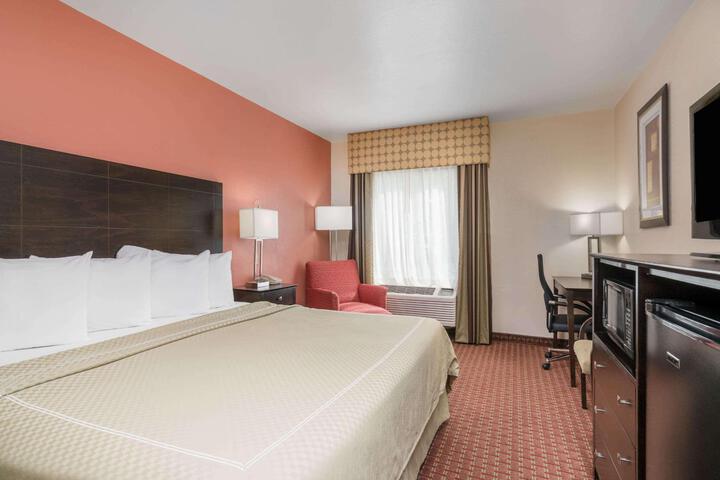 1 King Bed (4 of 13)