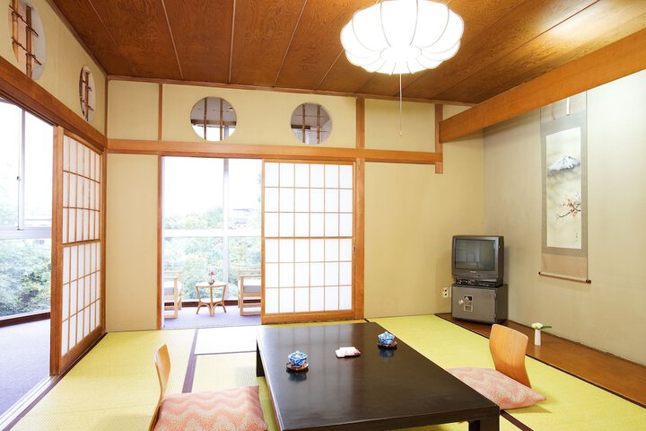 Room 5 of 11