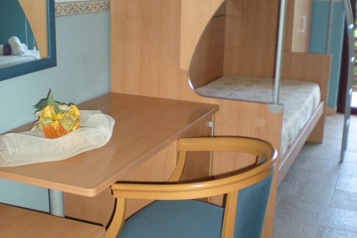 Room 6 of 27